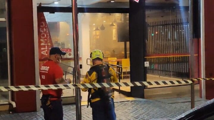 Bombeiros resgatam moradores afetados por intoxicação durante dedetização em prédio de Chapecó