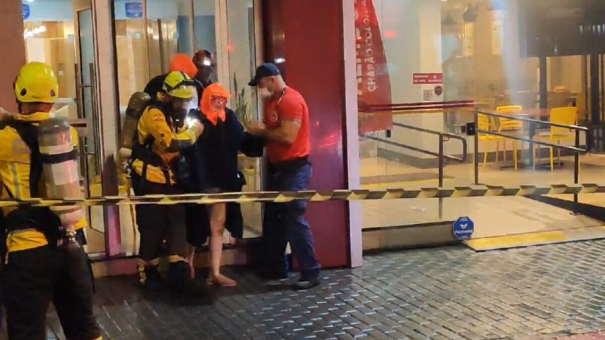 Bombeiros resgatam moradores afetados por intoxicação durante dedetização em prédio de Chapecó