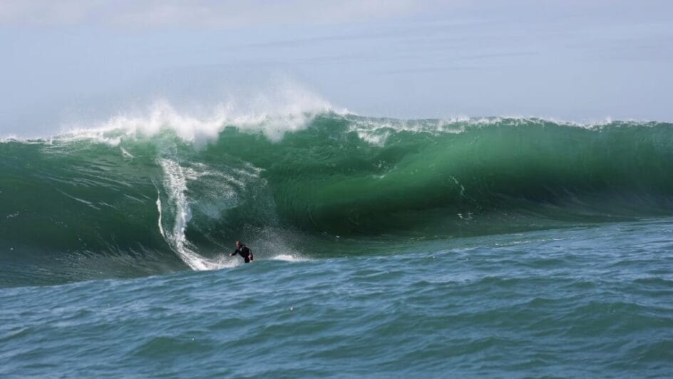 Praia de SC possui as maiores ondas do Brasil e é conhecida como Nazaré brasileira