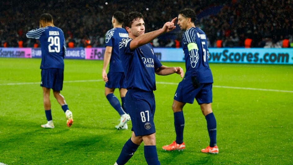 Imagem mostra João Neves com a mão levantada e com o uniforme azul do PSG