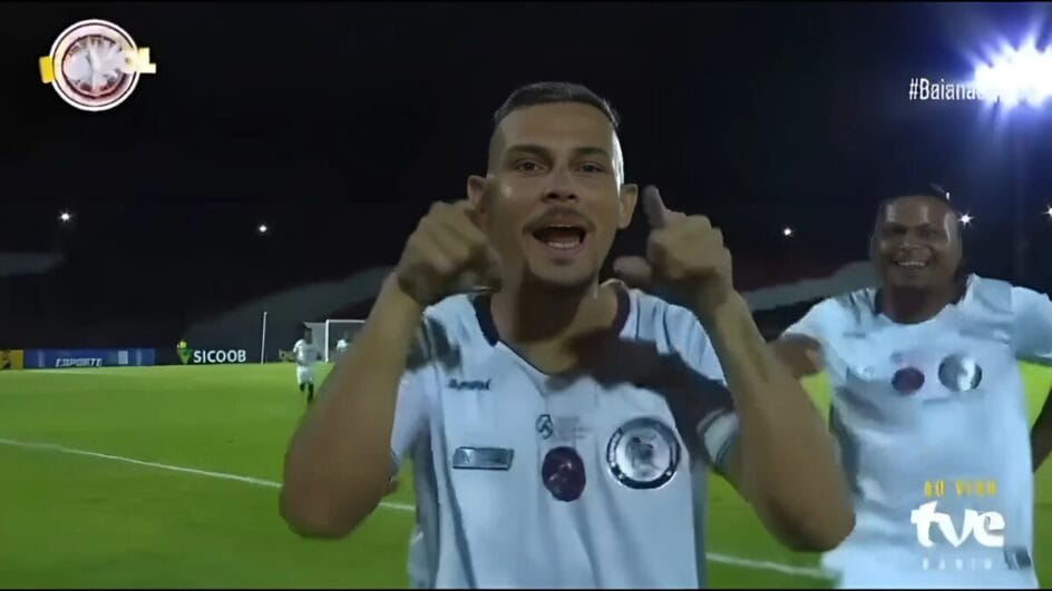 Jogador comemora gol chamando empresário de ruim