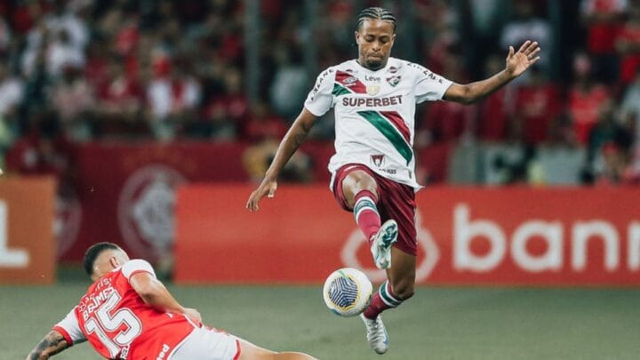 Imagem mostra Keno com blusa branca do Fluminense
