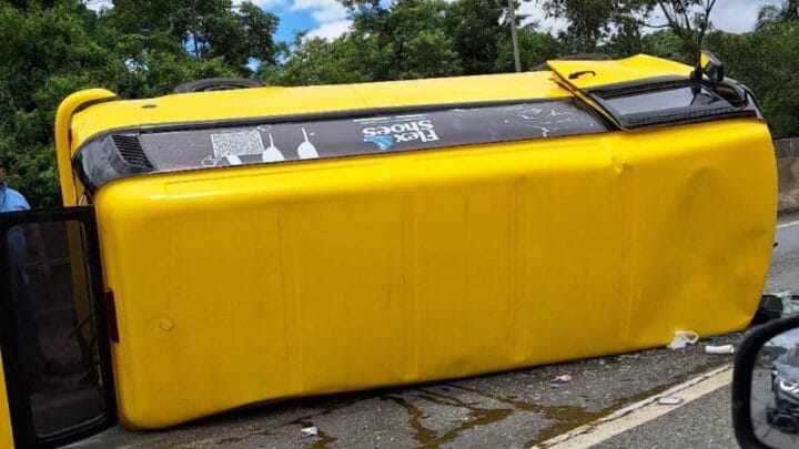 Veículo tombou sobre a rodovia na tarde desta sexta-feira (Foto: Reprodução, redes sociais)