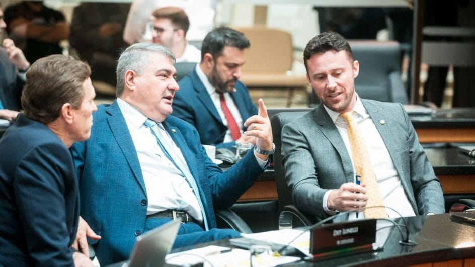 Deputado Fernando Krelling (à direita na foto) lidera as conversas com governo Jorginho por mais espaço ao partido (Foto: Bruno Collaço, Agência AL)