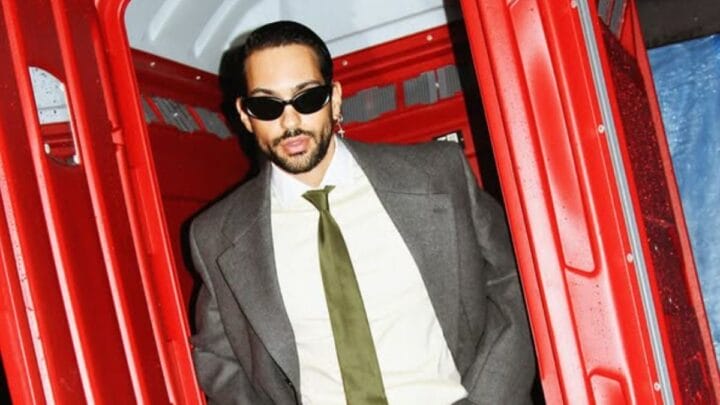 Mahmood com blazer dentro de uma cabine telefônica