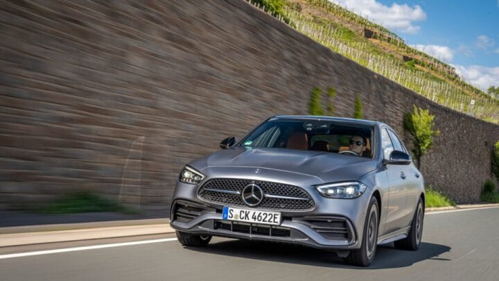 Mercedes-Benz lança linha 2025 do Classe C e investe em experiência de conectividade