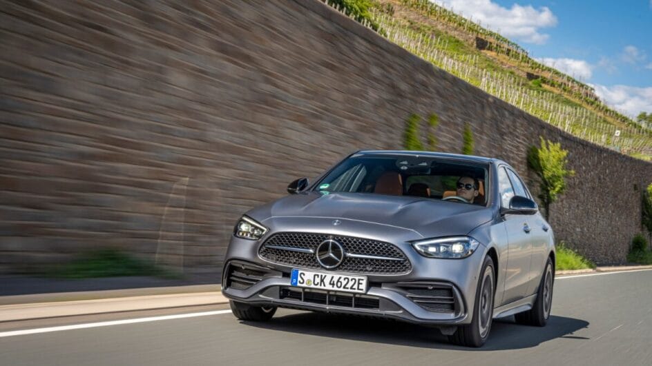 Mercedes-Benz lança linha 2025 do Classe C e investe em experiência de conectividade