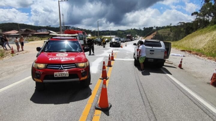 Motociclista morre em acidente envolvendo dois carros na BR-282, na Grande Florianópolis