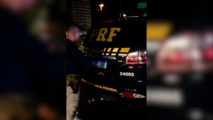 Homem atropela policial durante tentativa de fuga na BR-101 em Balneário Camboriú