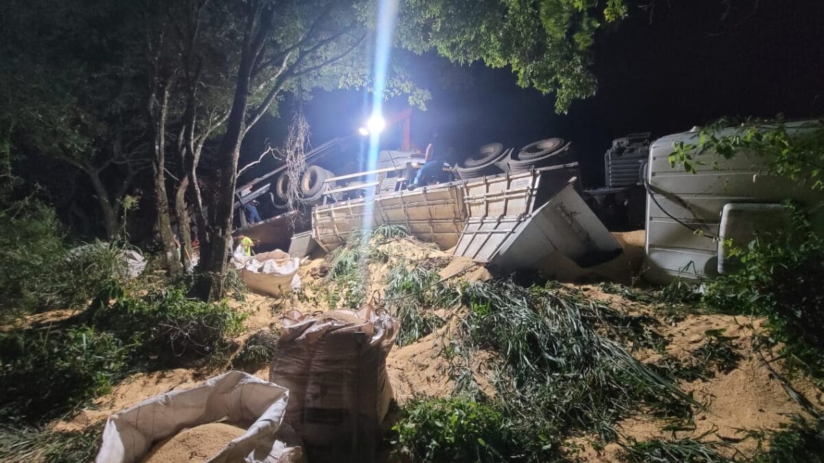 Carreta capota e motorista fica ferido após saída de pista na SC-157
