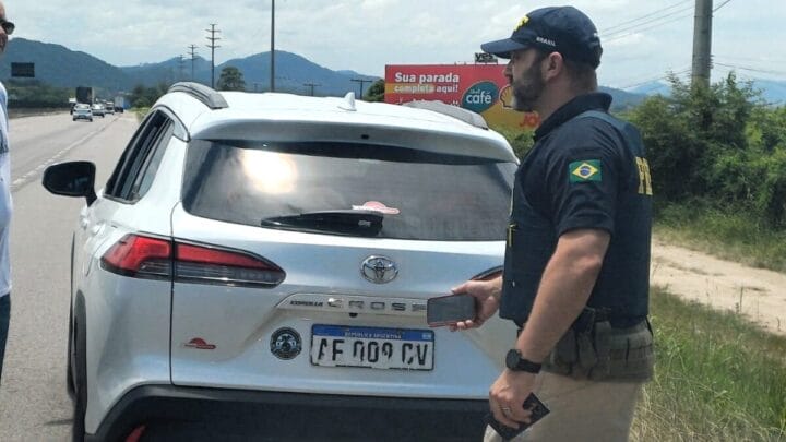 Motoristas argentinos são flagrados em carros com placas ilegíveis na BR-101 no Sul de SC