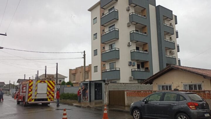 Mulher morreu durante incêndio em Joinville (Foto: Robson Oliveira, NSC TV)