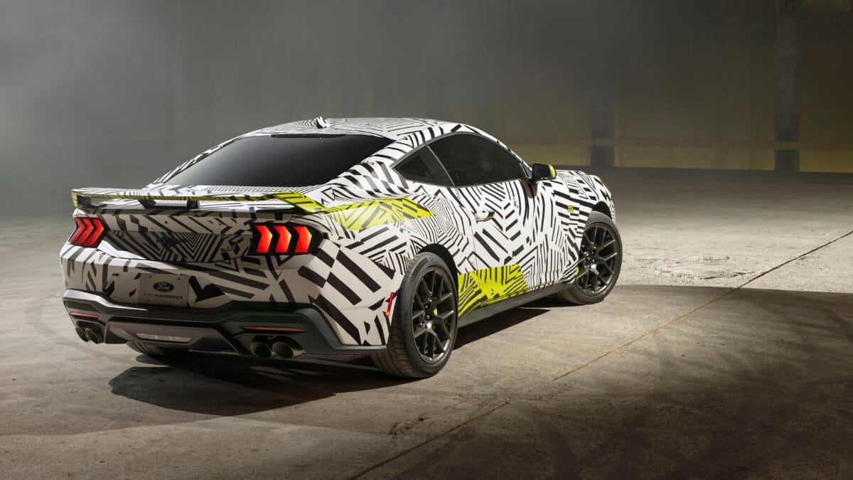 Ford exibe dois Mustangs em Detroit por pura ostentação