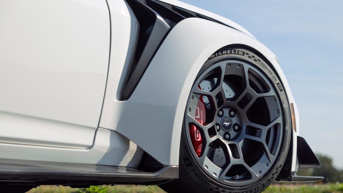 Ford exibe dois Mustangs em Detroit por pura ostentação