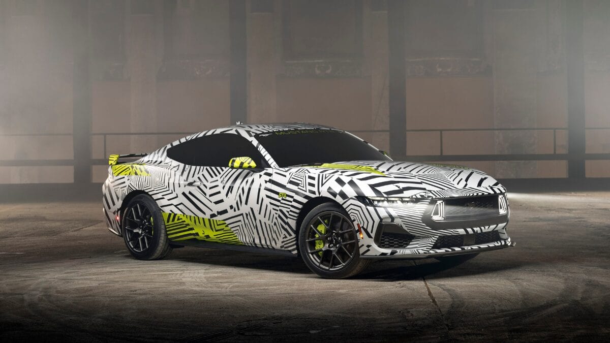 Ford exibe dois Mustangs em Detroit por pura ostentação