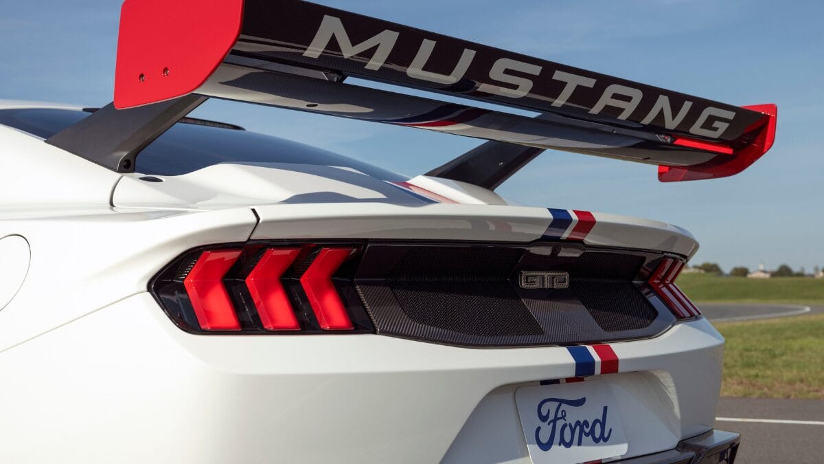 Ford exibe dois Mustangs em Detroit por pura ostentação