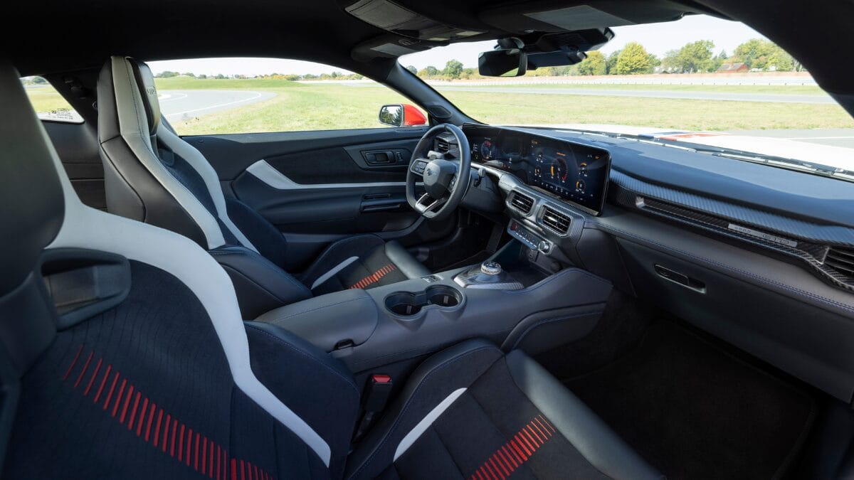Ford exibe dois Mustangs em Detroit por pura ostentação
