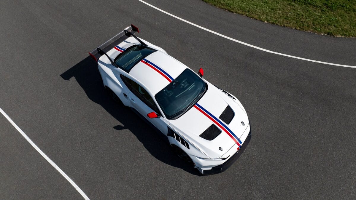 Ford exibe dois Mustangs em Detroit por pura ostentação