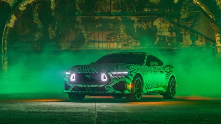 Ford exibe dois Mustangs em Detroit por pura ostentação
