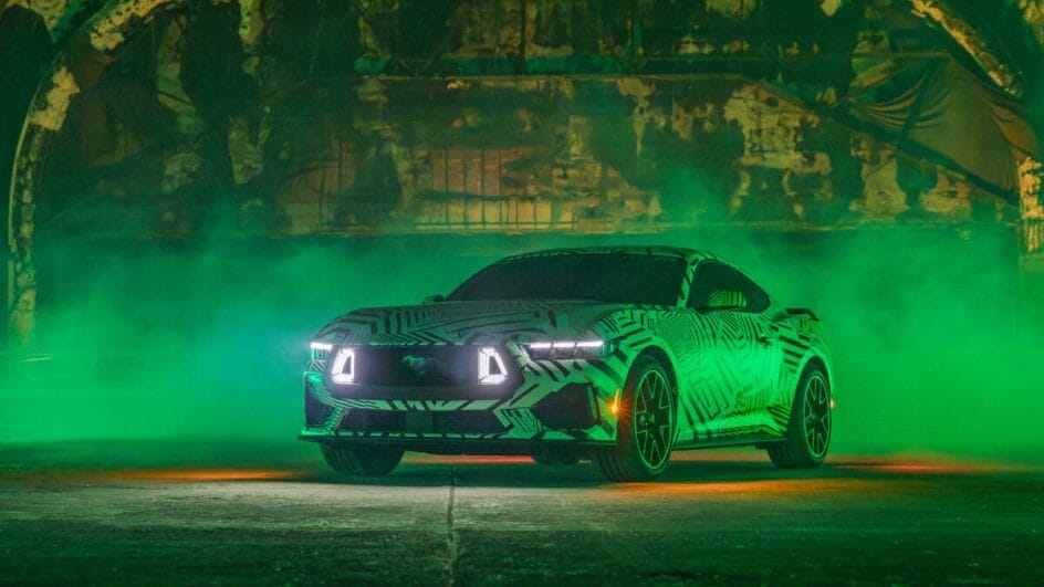 Ford exibe dois Mustangs em Detroit por pura ostentação