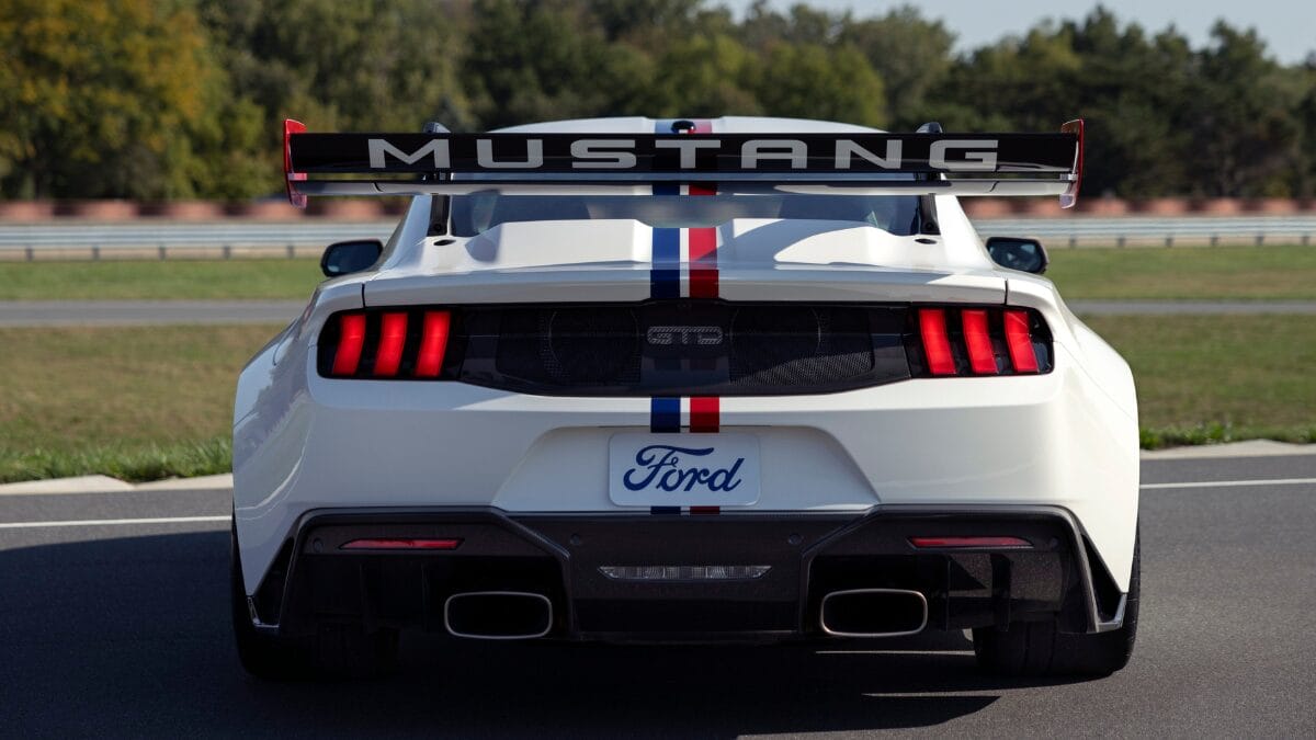 Ford exibe dois Mustangs em Detroit por pura ostentação