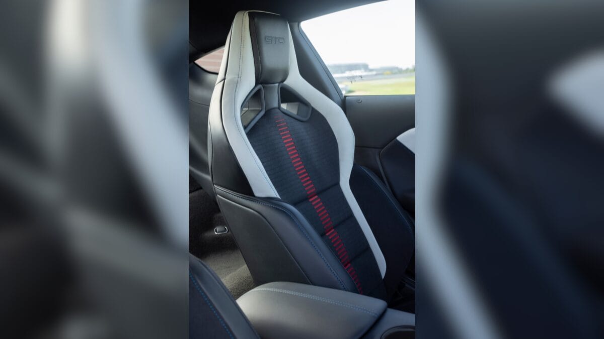 Ford exibe dois Mustangs em Detroit por pura ostentação