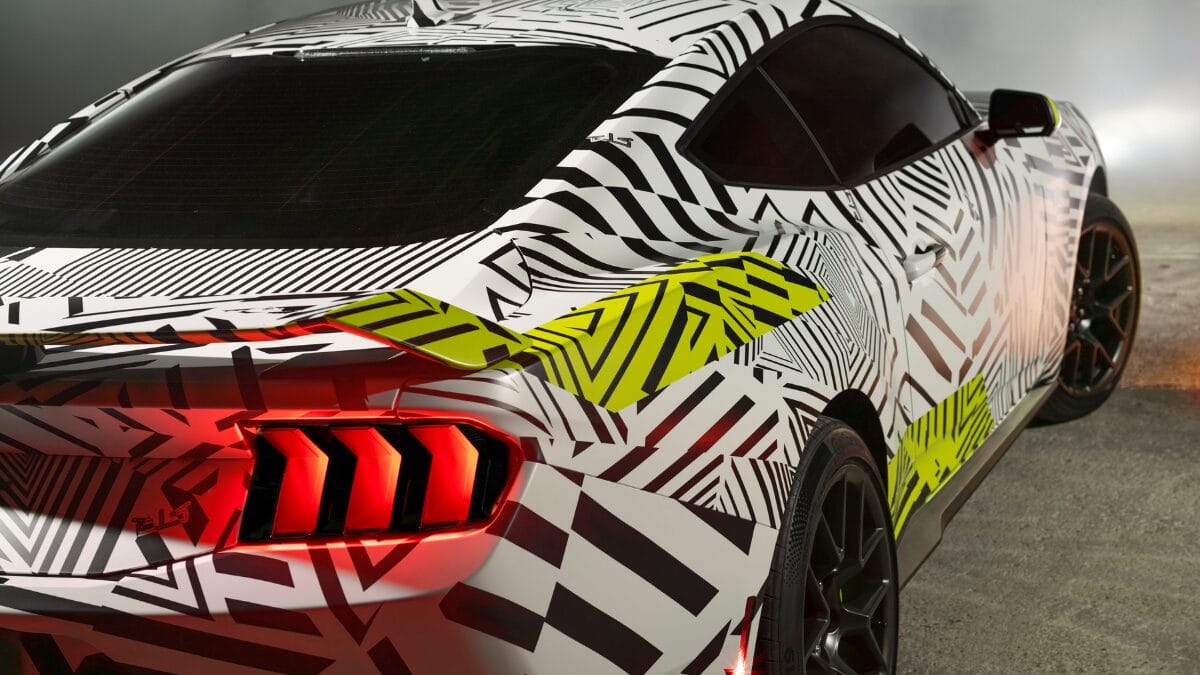 Ford exibe dois Mustangs em Detroit por pura ostentação