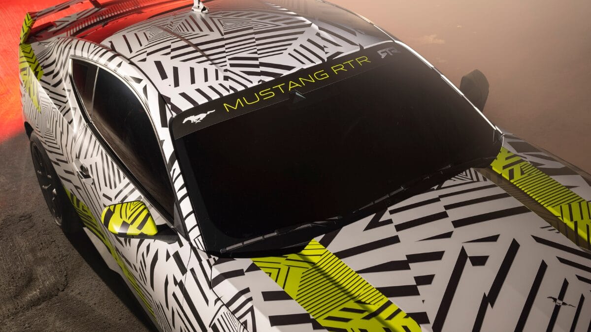 Ford exibe dois Mustangs em Detroit por pura ostentação