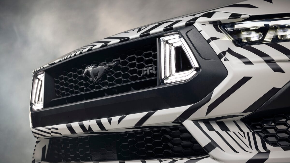 Ford exibe dois Mustangs em Detroit por pura ostentação