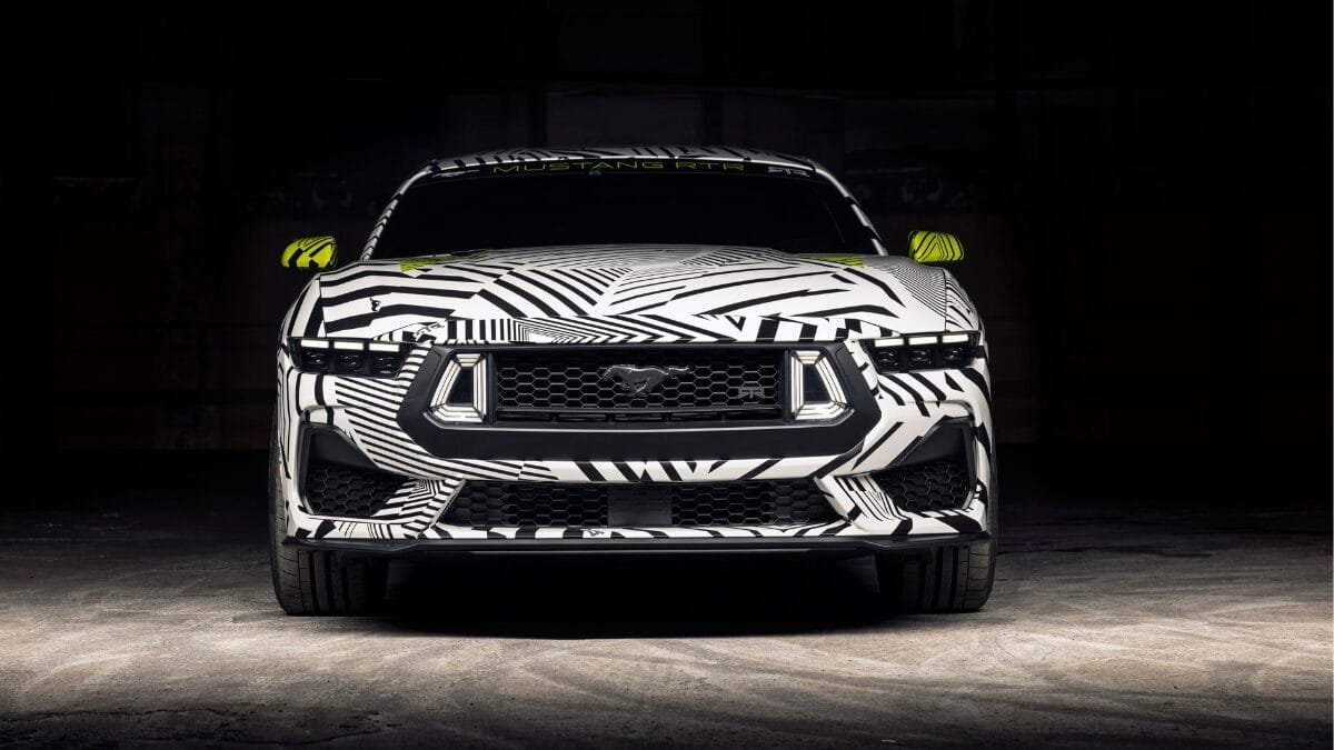 Ford exibe dois Mustangs em Detroit por pura ostentação