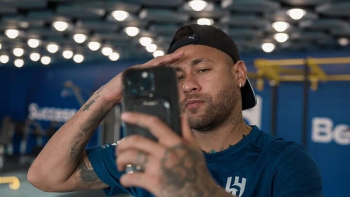 Neymar aparece com a camisa do Al-Hilal e segurando um celular