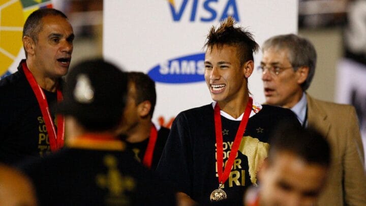 Neymar veste camisa preta e com medalha da Libertadores
