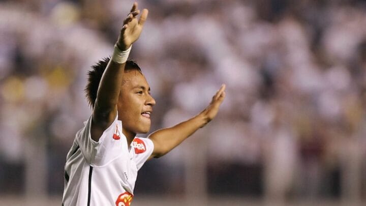 Neymar de braços abertos usando a camisa branca do Santos
