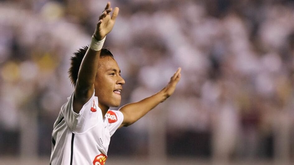 Neymar de braços abertos usando a camisa branca do Santos