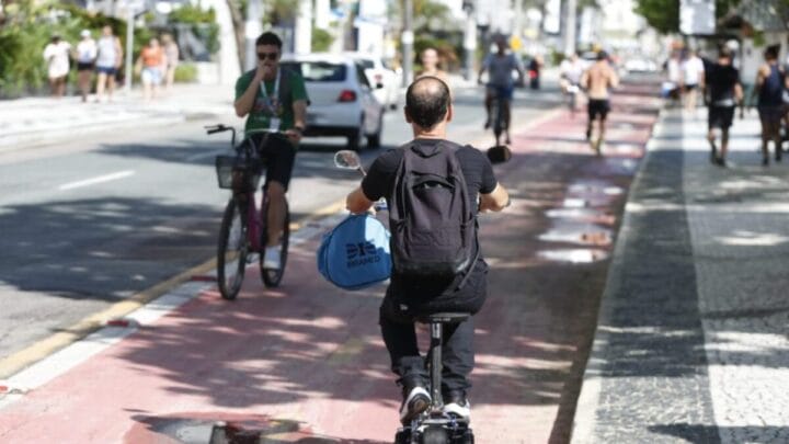 Novas regras foram estabelecidas em Balneário Camboriú para o uso de patinetes elétricos e ciclomotores