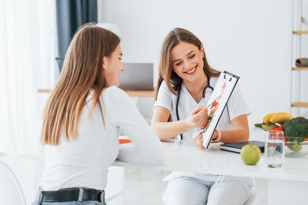 Consultar um profissional de saúde ajudará a criar uma dieta equilibrada em quantidade de proteínas (Imagem: ViDI Studio | Shutterstock)