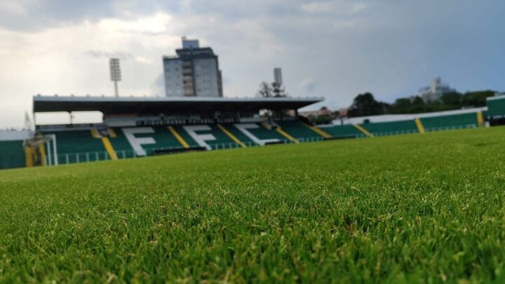 Imagem do gramado e da arquibancada principal do Scarpelli