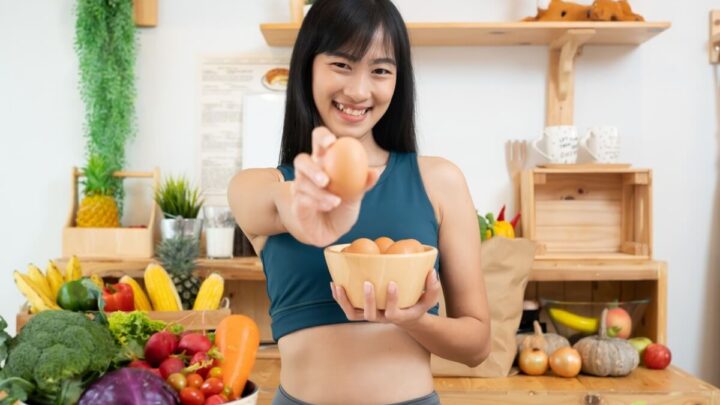 O ovo é um alimento que ajuda no ganho de massa muscular (Imagem: Kikujiarm | Shutterstock)