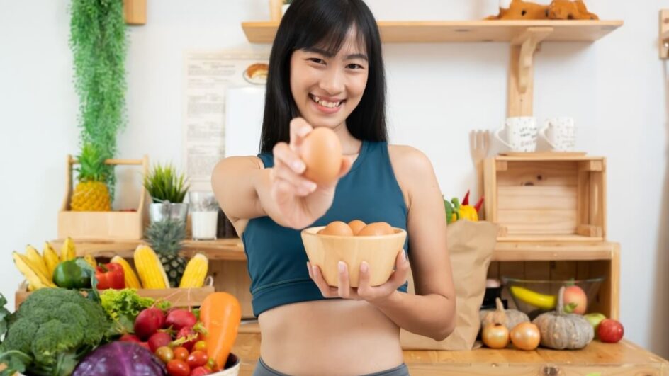 O ovo é um alimento que ajuda no ganho de massa muscular (Imagem: Kikujiarm | Shutterstock)