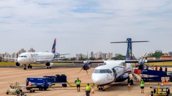 Passageiro morre ao cair da escada de avião