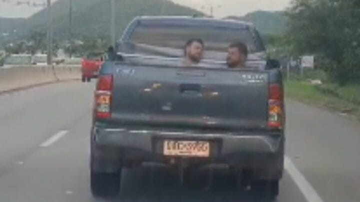 Passageiros na caçamba
