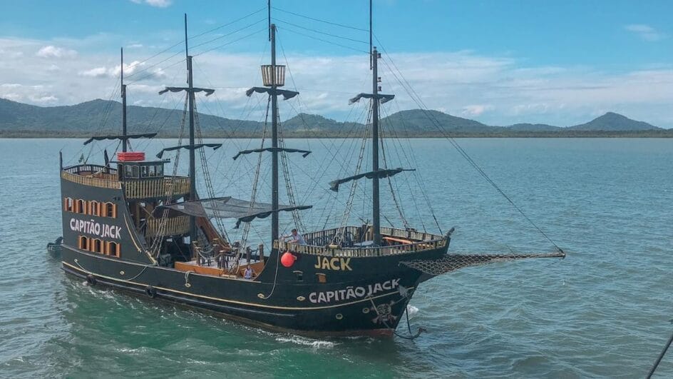 Barco pirata é a nova atração na praia de Joinville (Foto: Divulgação)