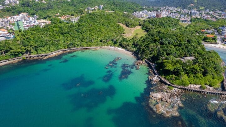 Conheça a "praia escondida" que fica entre Bombas e Bombinhas