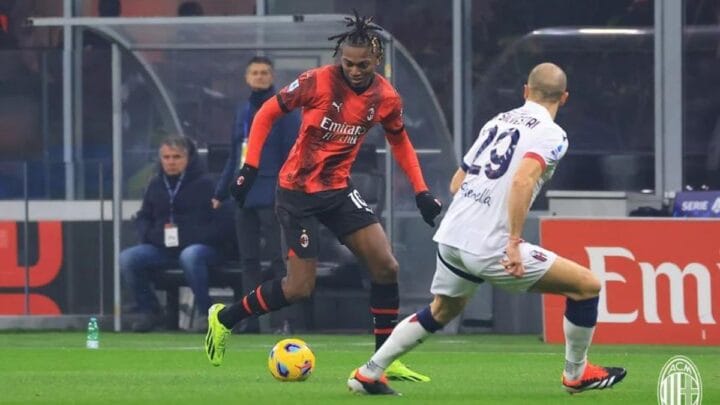 Rafael Leão aparece vestindo uniforme vermelho e preto do Milan