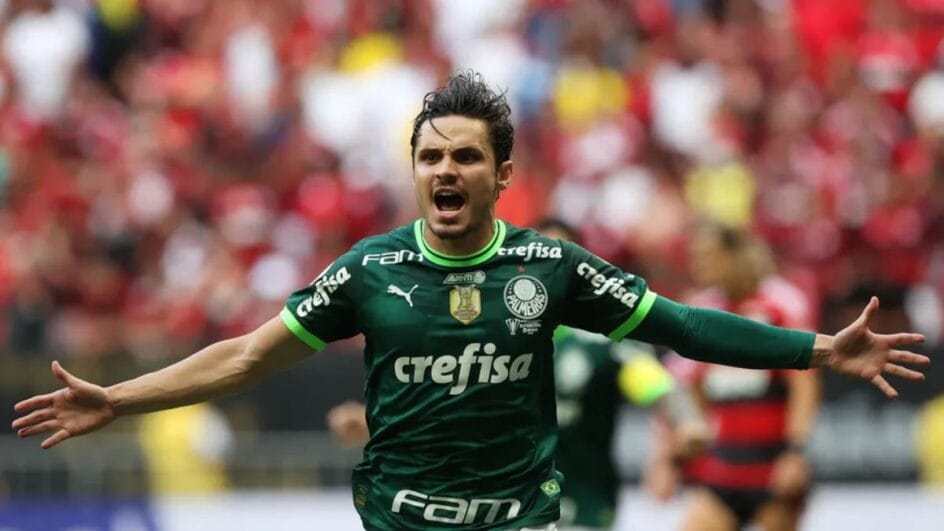 Raphael Veiga aparece de braços abertos comemorando