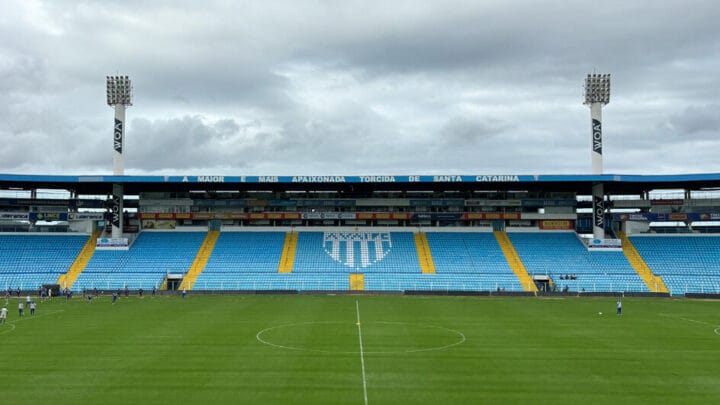Imagem do gramado e da arquibancada lateral da Ressacada, palco de Avaí x Figueirense
