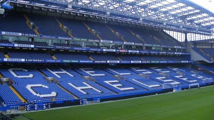 Imagem mostra arquibancadas do estádio Stamford Bridge