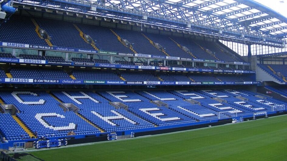 Imagem mostra arquibancadas do estádio Stamford Bridge