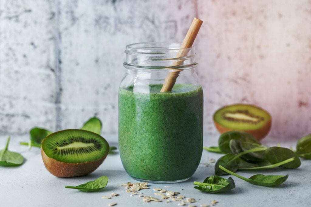 Suco verde de kiwi com aveia e espinafre (Imagem: nerudol | Shutterstock)