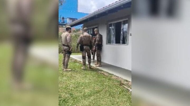Jovem precisou ser contida pela PM no dia do crime (Foto: PM, Divulgação)